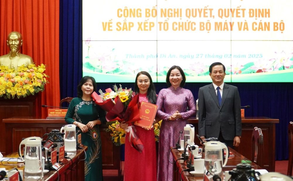 Lãnh đạo TP.Dĩ An trao quyết định thành lập Phòng Nông nghiệp và Môi trường, quyết định bổ nhiệm cán bộ (Ảnh: Đỗ Trọng)