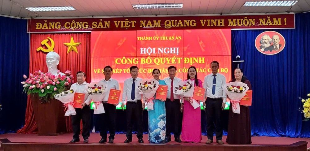 Lãnh đạo Thành ủy Thuận An trao quyết định bổ nhiệm cán bộ Ban Tuyên giáo và Dân vận Thành ủy (Ảnh: Thu Thảo)