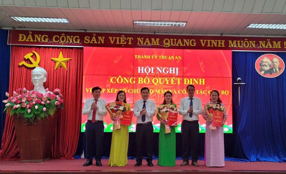 Lãnh đạo Thành ủy Thuận An trao quyết định bổ nhiệm cán bộ Phòng Nội vụ thành phố (Ảnh: Thu Thảo)