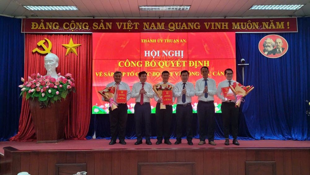 Lãnh đạo Thành ủy Thuận An trao quyết định bổ nhiệm cán bộ Phòng Văn hóa, Khoa học và Thông tin thành phố (Ảnh: Thu Thảo)