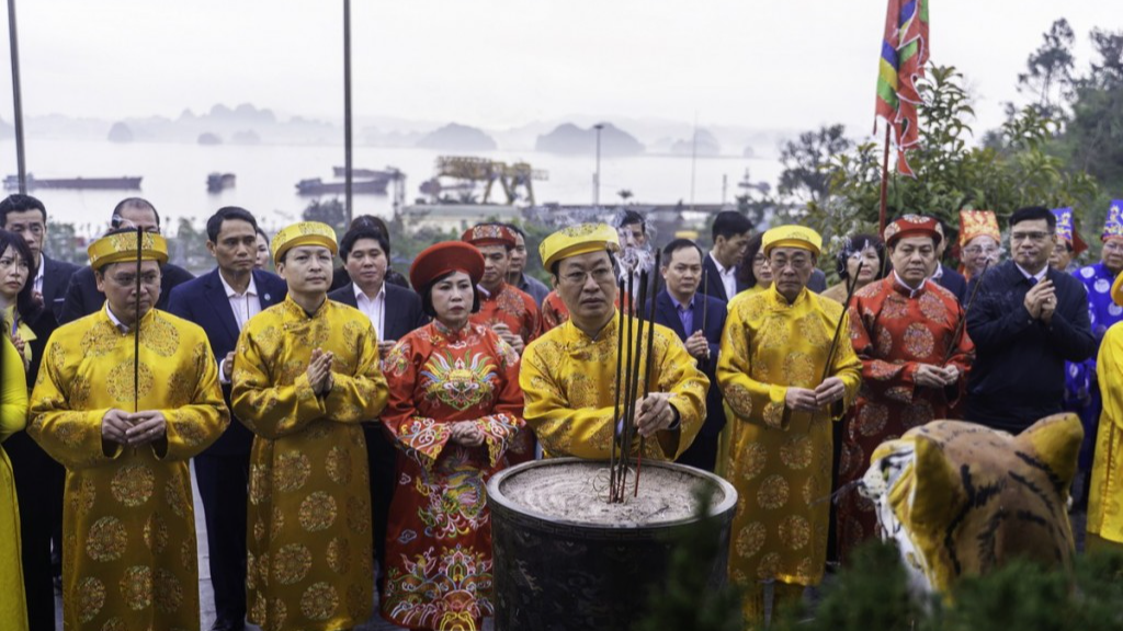 Lãnh đạo TP Cẩm Phả dâng hương tại Đền Thượng.