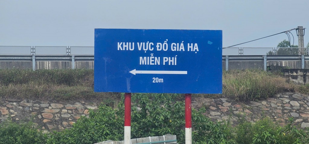 Doanh nghiệp ào ạt tuồng chất thải vào vùng giáp ranh Quảng Nam