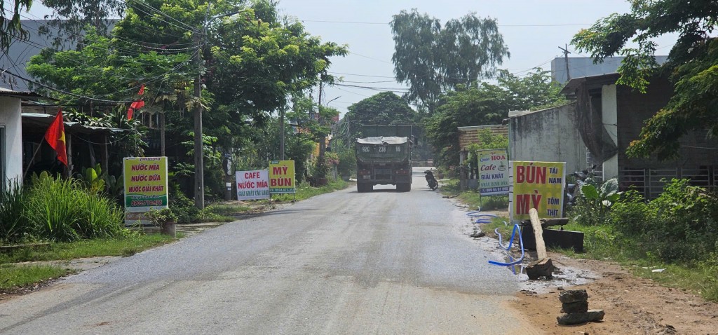 Doanh nghiệp ào ạt tuồng chất thải vào vùng giáp ranh Quảng Nam