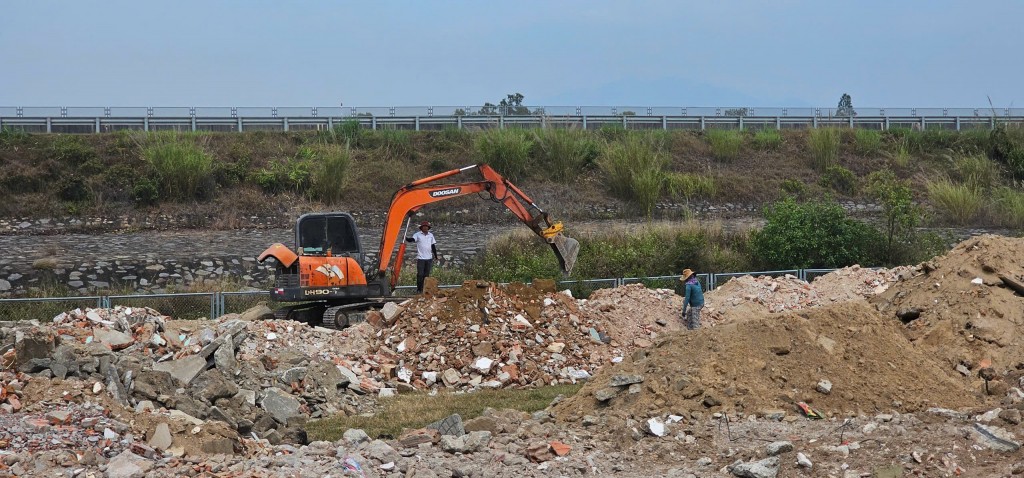 Doanh nghiệp ồ ạt tuồn chất thải vào vùng giáp ranh Quảng Nam