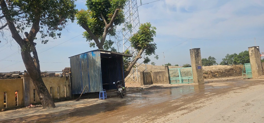 Doanh nghiệp ào ạt tuồng chất thải vào vùng giáp ranh Quảng Nam