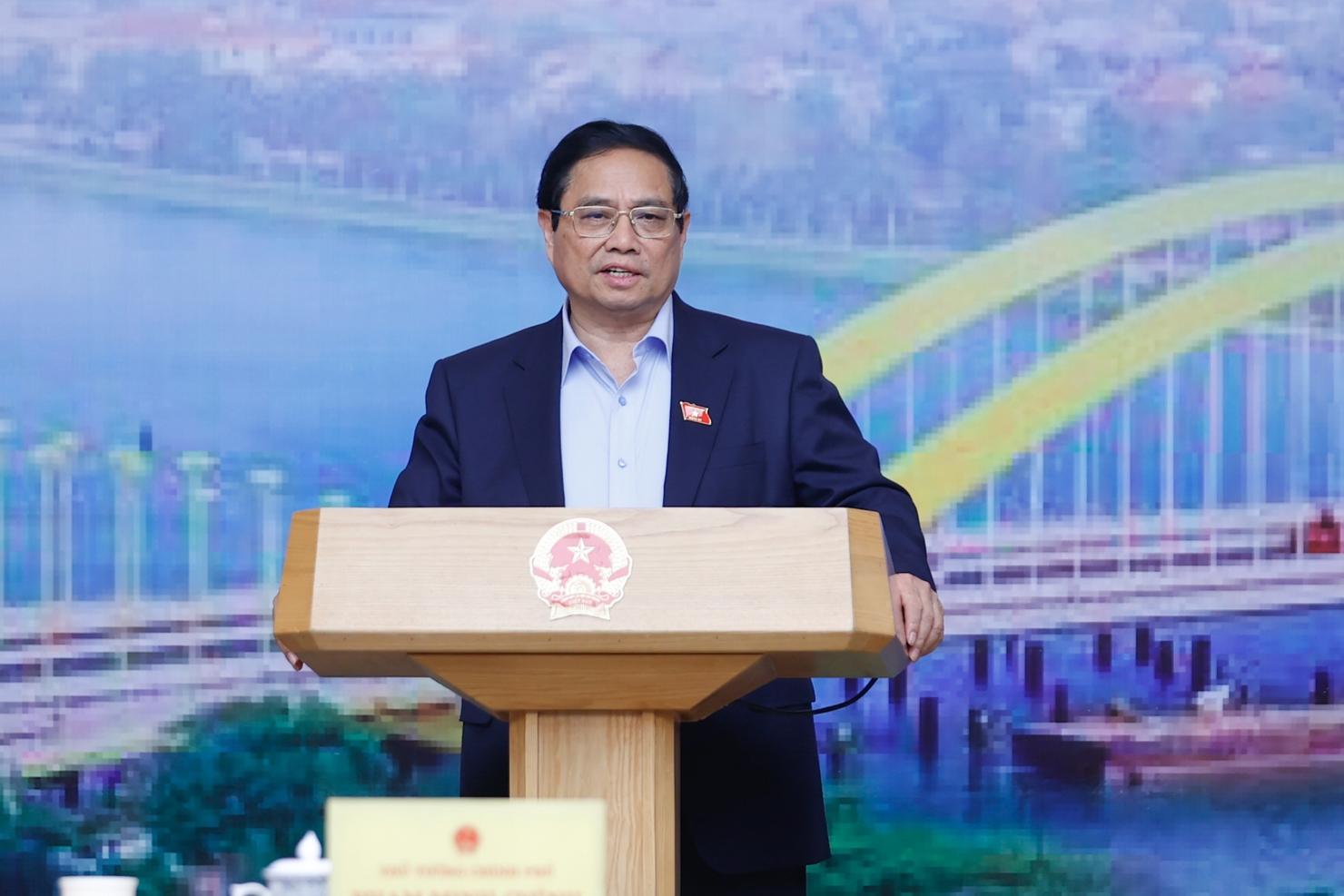 Thủ tướng đề nghị đẩy nhanh tiến độ và hoàn thành giải phóng mặt bằng các dự án. Ảnh: VGP
