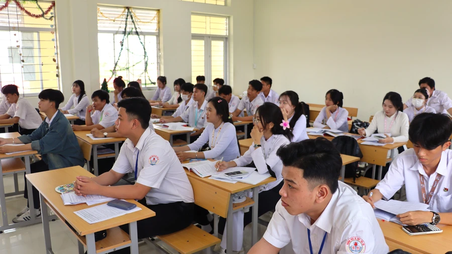 Một tiết học tại Trường THCS - THPT Tân Lộc (huyện Thới Bình)