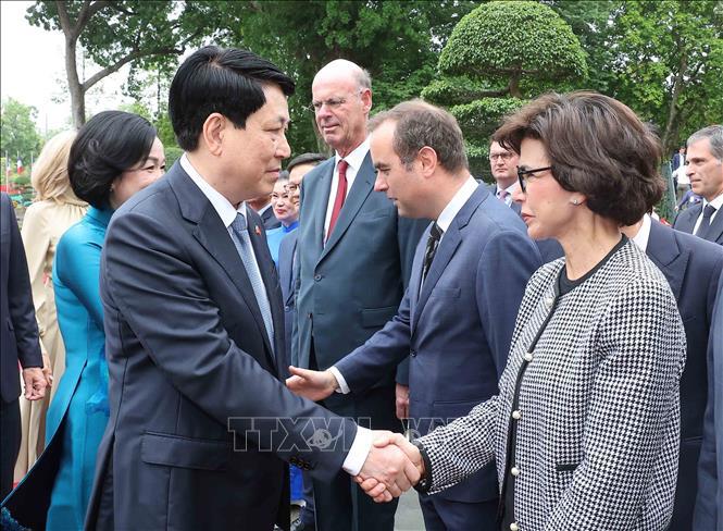 Chủ tịch nước Lương Cường và Phu nhân với các thành viên đoàn Pháp. Ảnh: TTXVN