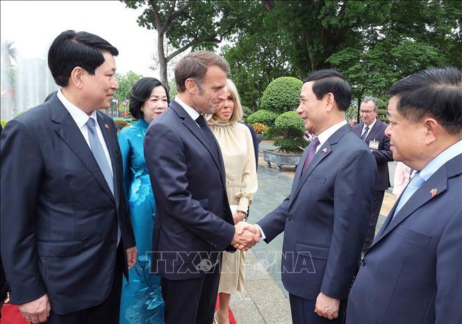 Chủ tịch nước Lương Cường giới thiệu thành viên đoàn Việt Nam với Tổng thống Pháp Emmanuel Macron. Ảnh: TTXVN