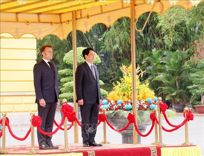 Chủ tịch nước Lương Cường và Tổng thống Pháp Emmanuel Macron nghe quân nhạc cử Quốc thiều hai nước. Ảnh: TTXVN