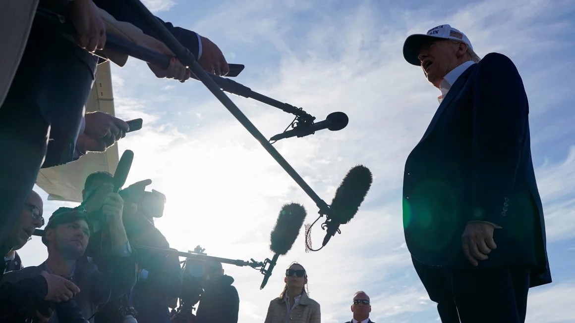 Tổng thống Donald Trump phát biểu với giới truyền thông về việc hoãn áp thuế quan 50% đối với EU. Ảnh: Reuters