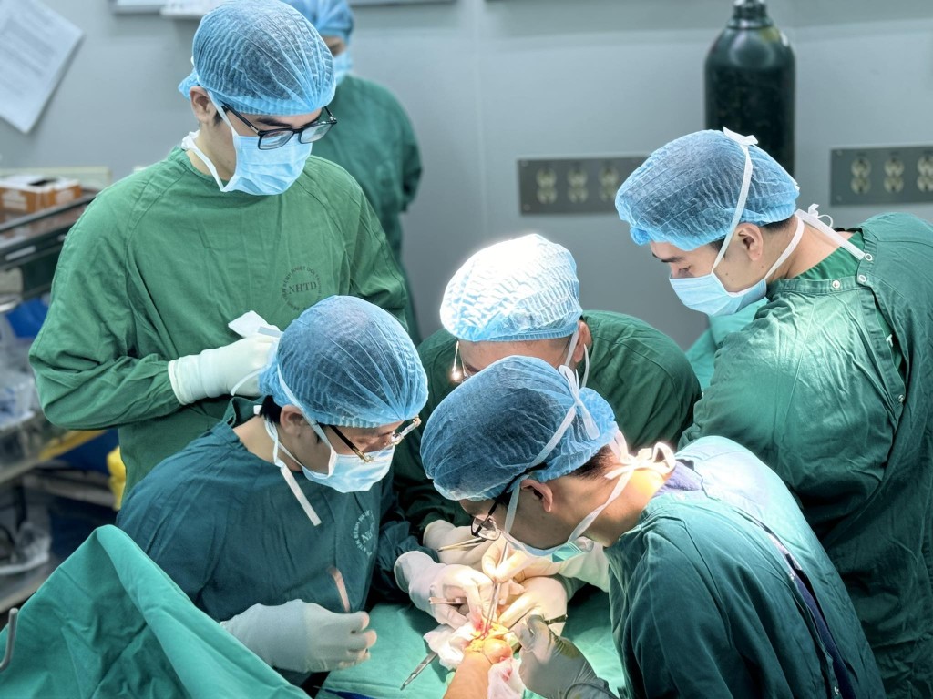 Phẫu thuật tạo hình bảo toàn tay cho người bệnh. Ảnh BVCC