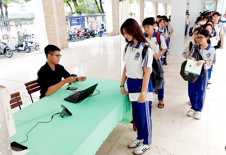 Xác thực thí sinh dự thi qua căn cước công dân gắn chip. (Ảnh: H.H) 1000042994.jpg