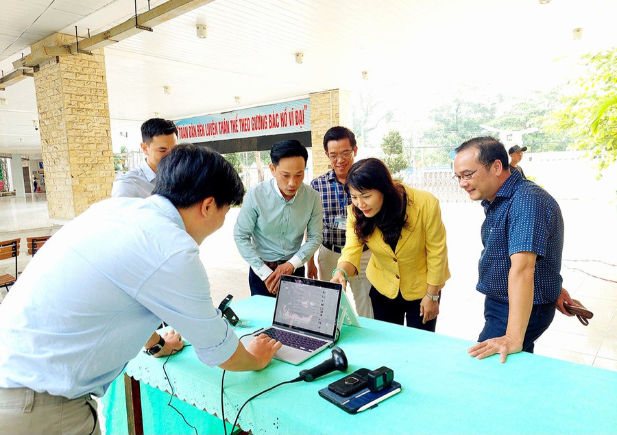 Giám đốc Sở GD&ĐT An Giang Trần Thị Ngọc Diễm đến động viên, kiểm tra công tác tổ chức thi thử tại Hội đồng thi Trường THPT Long Xuyên (TP Long Xuyên). (Ảnh: H.H) 1000042993.jpg