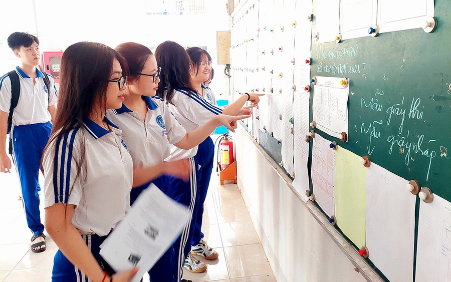 Thí sinh kiểm tra số báo danh, sơ đồ phòng thi thử. (Ảnh: H.H) 1000042995.jpg