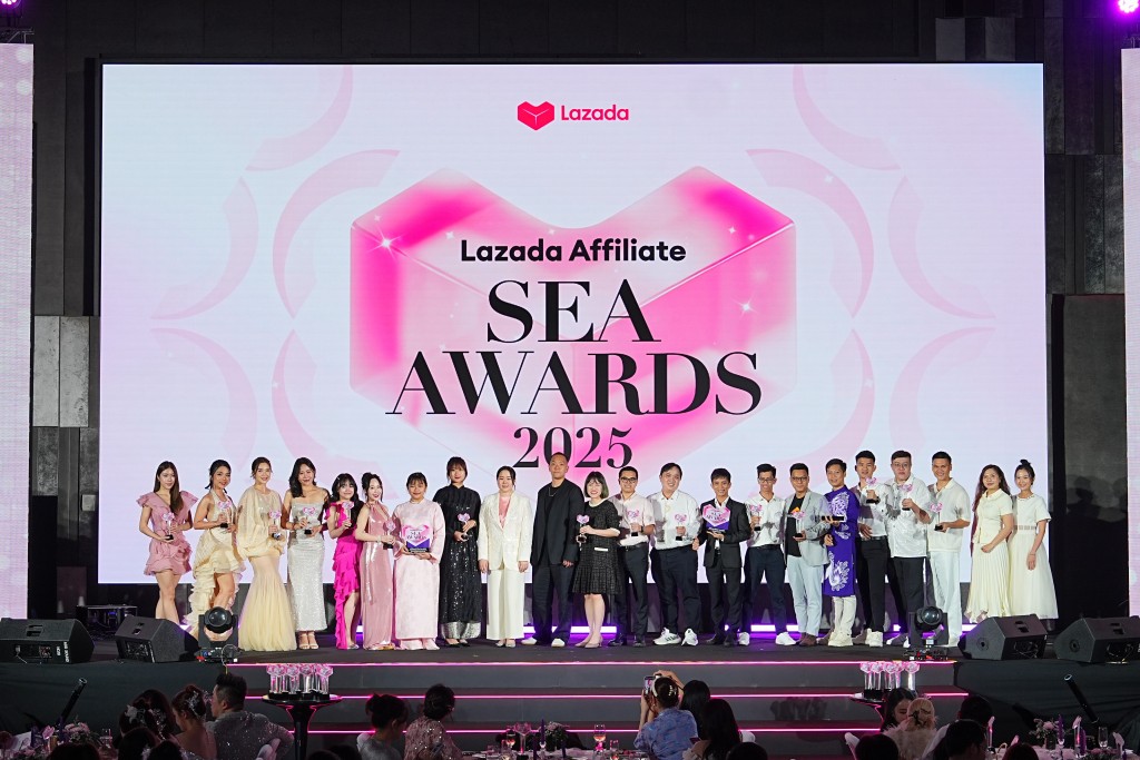 Các đối tác tiếp thị xuất sắc của Lazada Việt Nam nhận cúp tại lễ trao giải Lazada Affiliate Đông Nam Á 2025