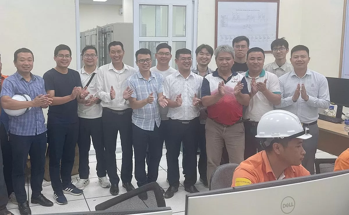 Đại diện các đơn vị liên quan chứng kiến thời khắc đóng điện dự án Trạm biến áp 220kV Vũ Thư và đường dây đấu nối