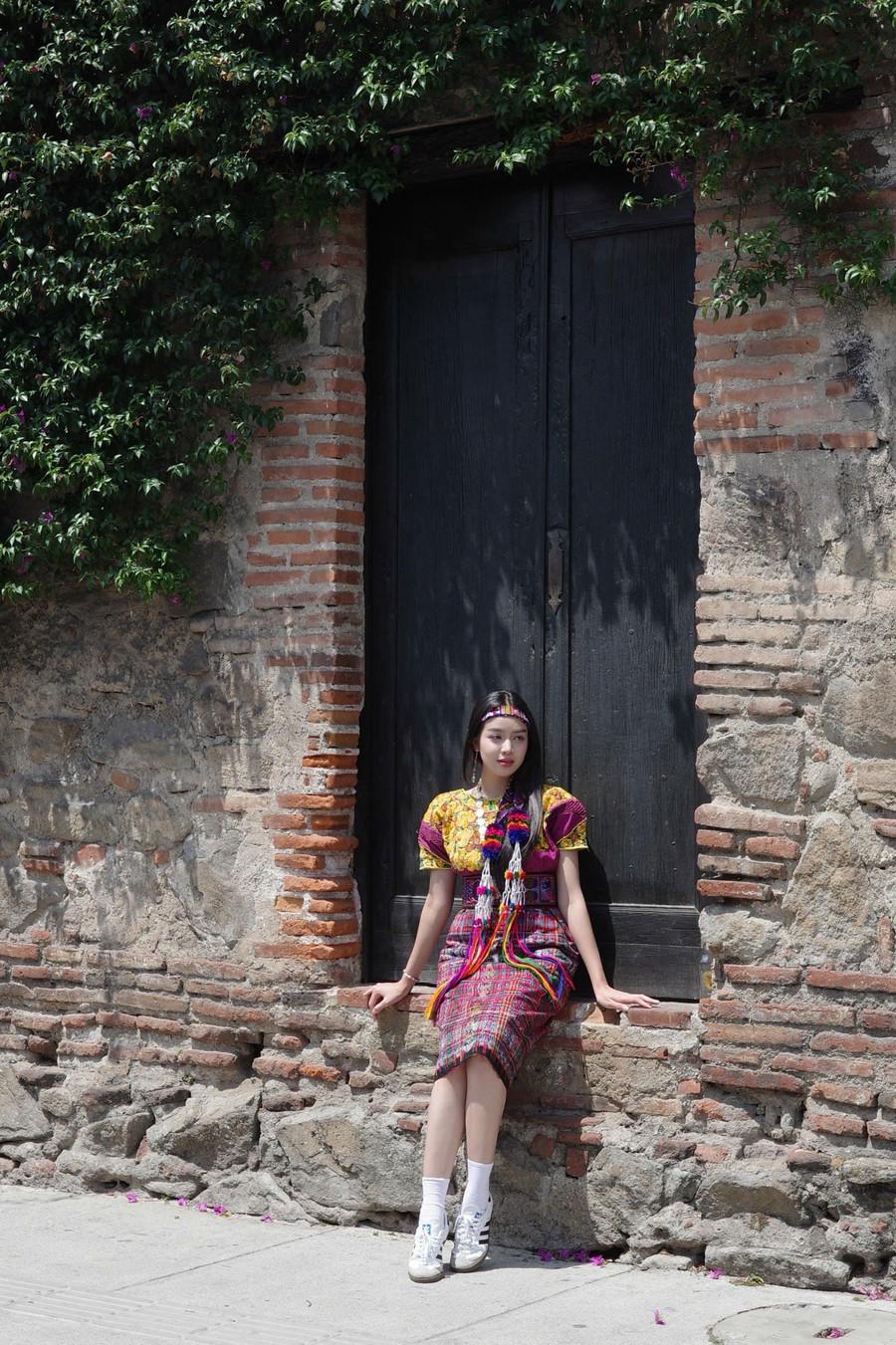 Hoa hậu Thanh Thủy trải nghiệm văn hóa đặc sắc, hào hứng khoác lên trang phục truyền thống Guatemala. img-3055.jpg