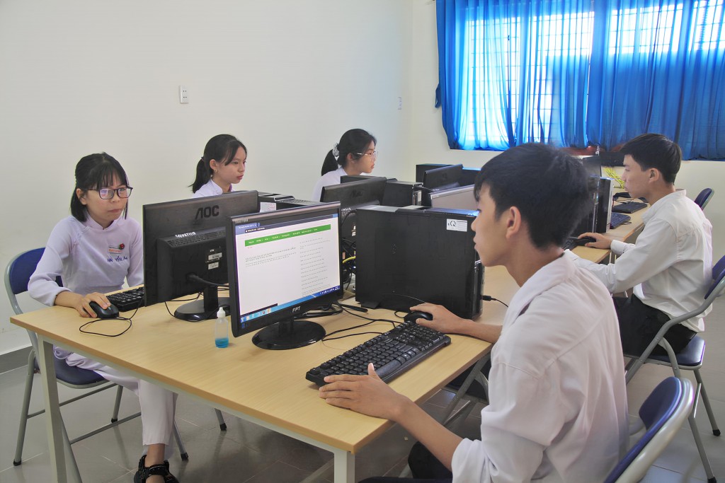 Học sinh Trường THPT Phan Văn Đạt truy cập Internet tra cứu thông tin tại thư việ