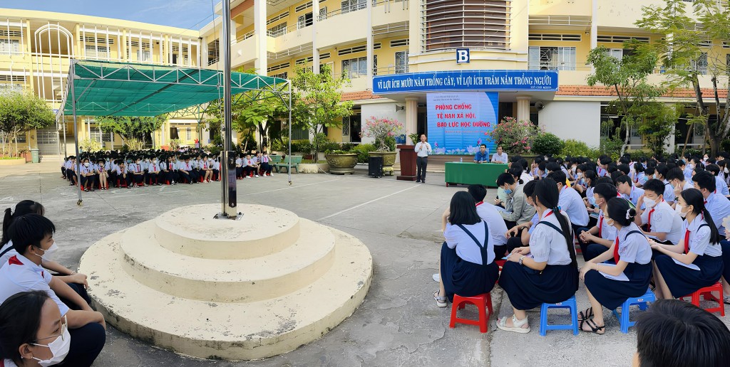 Nhà trường tổ chức tuyên truyền, tư vấn, đối đáp với học sinh về phòng, chống tệ nạn xã hội và bạo lực học đường