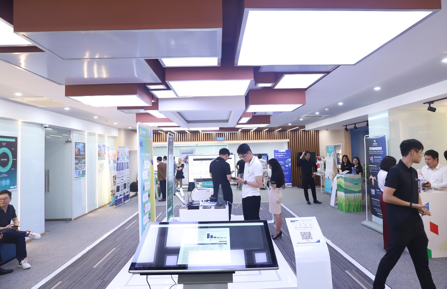 Khu vực triển lãm trưng bày các giải pháp AI tiêu biểu trong nhiều lĩnh vực như sản xuất, giáo dục, tài chính và đô thị thông minh. Ảnh: Quang Hùng