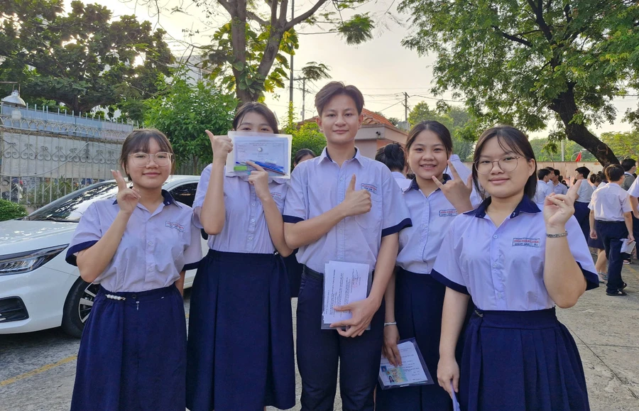 Thí sinh tại điểm thi Trường THCS Nguyễn Hiền tự tin bước vào môn thi đầu tiên.