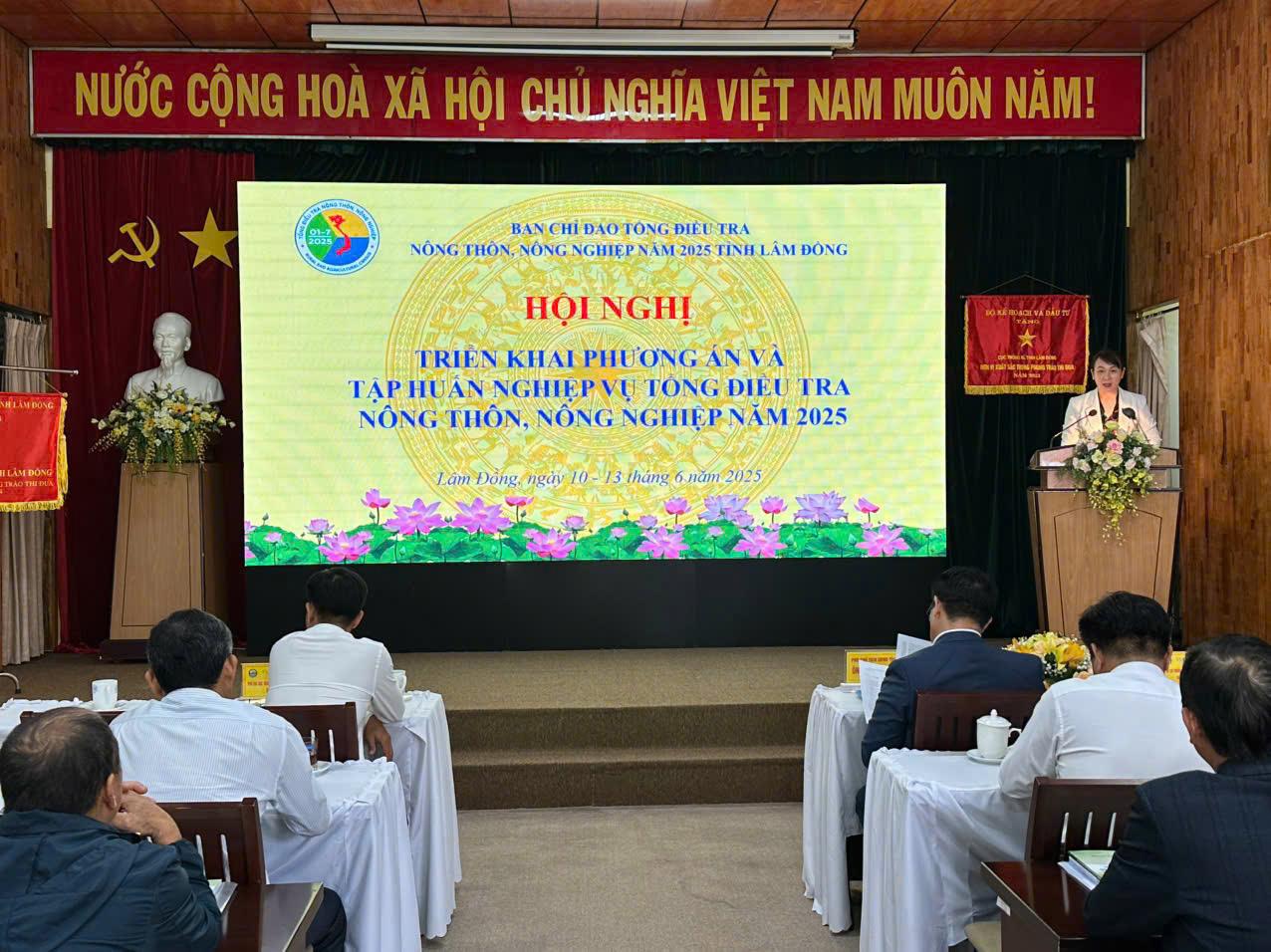 Bà Trương Thị Mộng Di, Phó Chi cục trưởng phụ trách Chi cục Thống kê, Phó trưởng ban Thường trực Ban Chỉ đạo TĐTNN 2025 tỉnh Lâm Đồng phát biểu tại Hội nghị