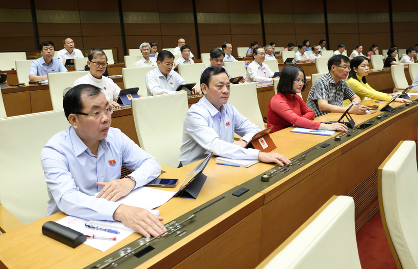 Các đại biểu ấn nút thông qua. Ảnh: QH
