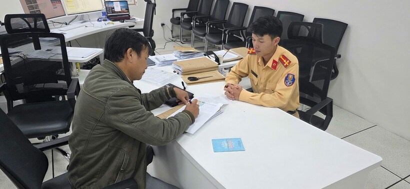 Ông Nguyễn Tiến Thành được mời đến trụ trở CSGT để xác minh vụ việc cứu người bị nạn. Ảnh: Công an Lâm Đồng