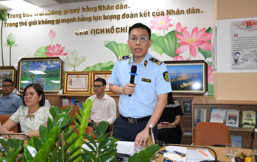 Ông Nguyễn Quang Huy - Phó Chi cục trưởng Chi Cục Quản lý thị trường TP. Hồ Chí Minh thông tin về kế hoạch cao điểm giám sát, kiểm tra, xử lý các hành vi buôn lậu, gian lận thương mại, kinh doanh hàng giả và xâm phạm quyền sở hữu trí tuệ tại họp báo. Ảnh: Minh Khuê.