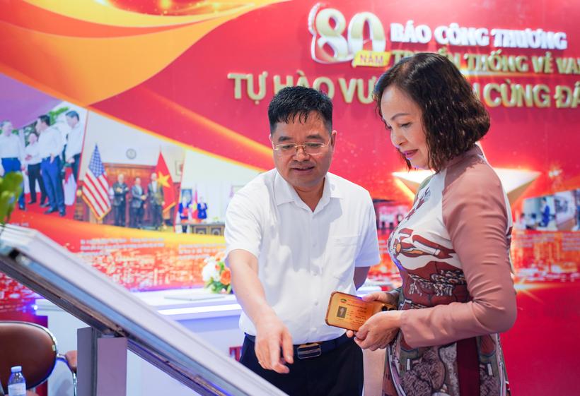 Gian trưng bày của Báo Công Thương thu hút sự quan tâm đặc biệt của đông đảo đại biểu và khách tham quan