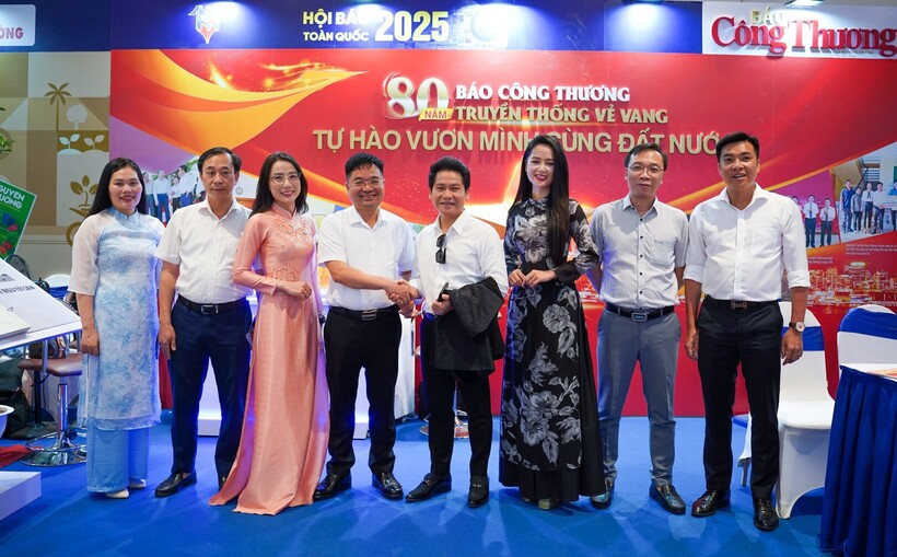 Tổng Biên tập Báo Công Thương cùng cán bộ, phóng viên và khách mời chụp ảnh lưu niệm tại gian trưng bày Báo Công Thương