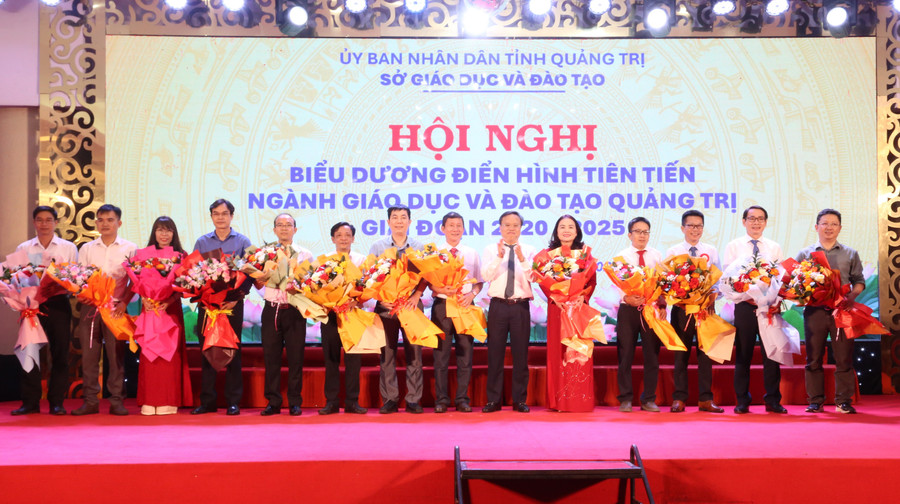 Lãnh đạo tỉnh Quảng Trị biểu dương tổ chuyên môn bồi dưỡng học sinh đạt thành tích cao.