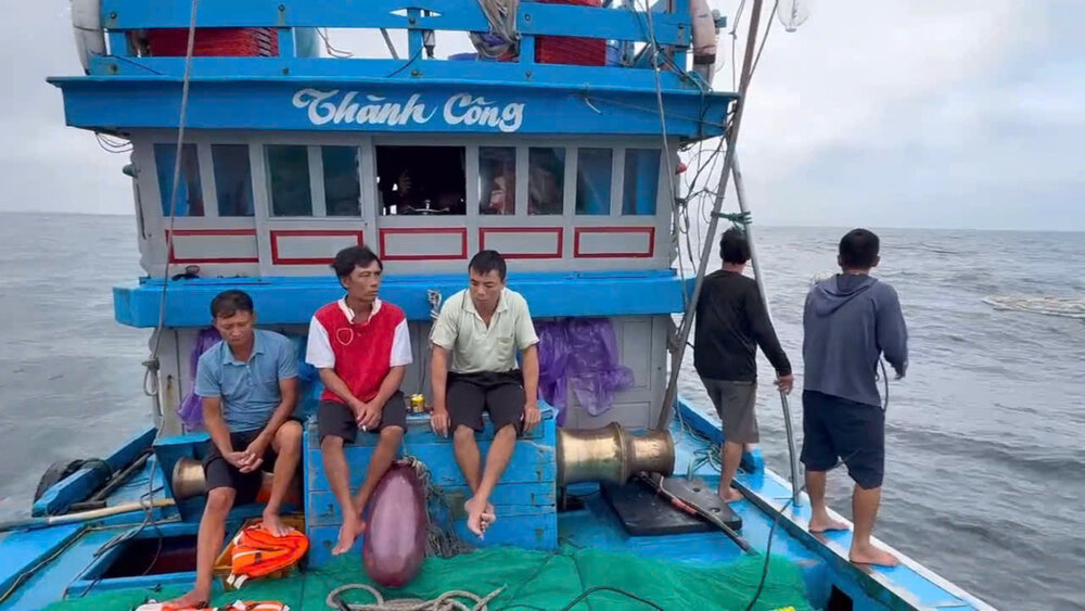 Các ngư dân trên tàu cá bị chìm được cứu vớt. Ảnh: Minh Huy