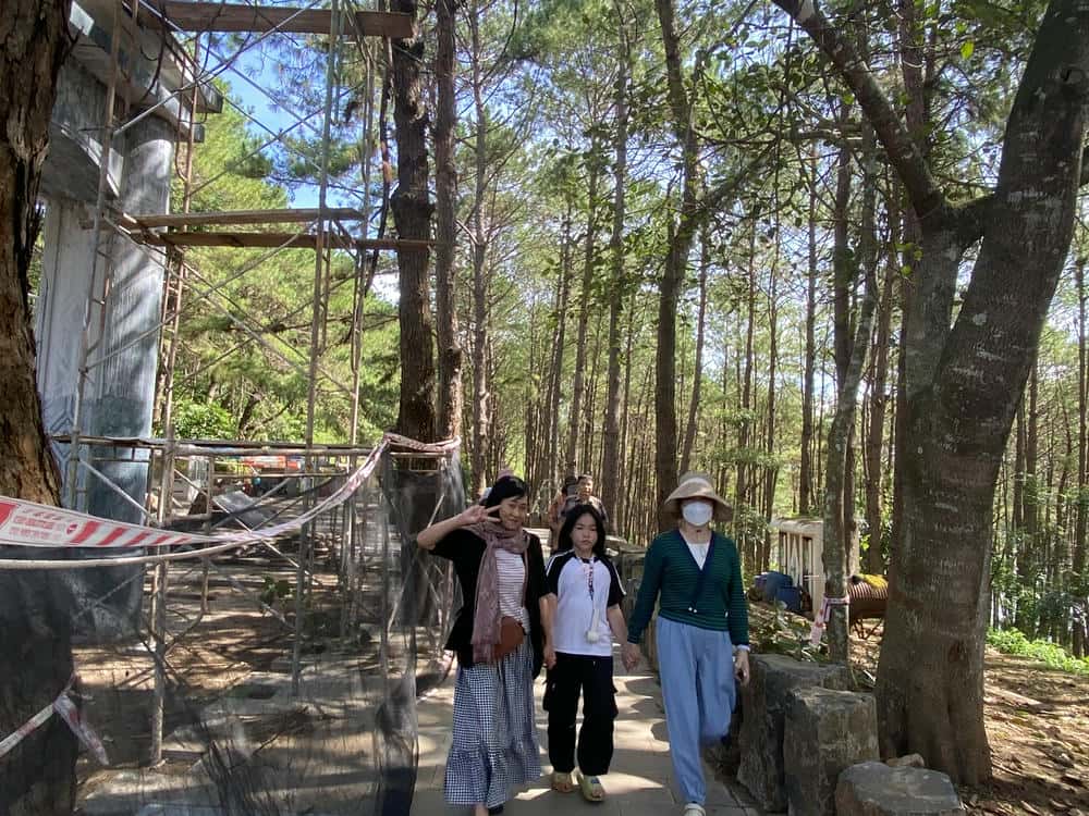 Nhiều du khách tới tham quan Biển Hồ. Ảnh: Thanh Tuấn