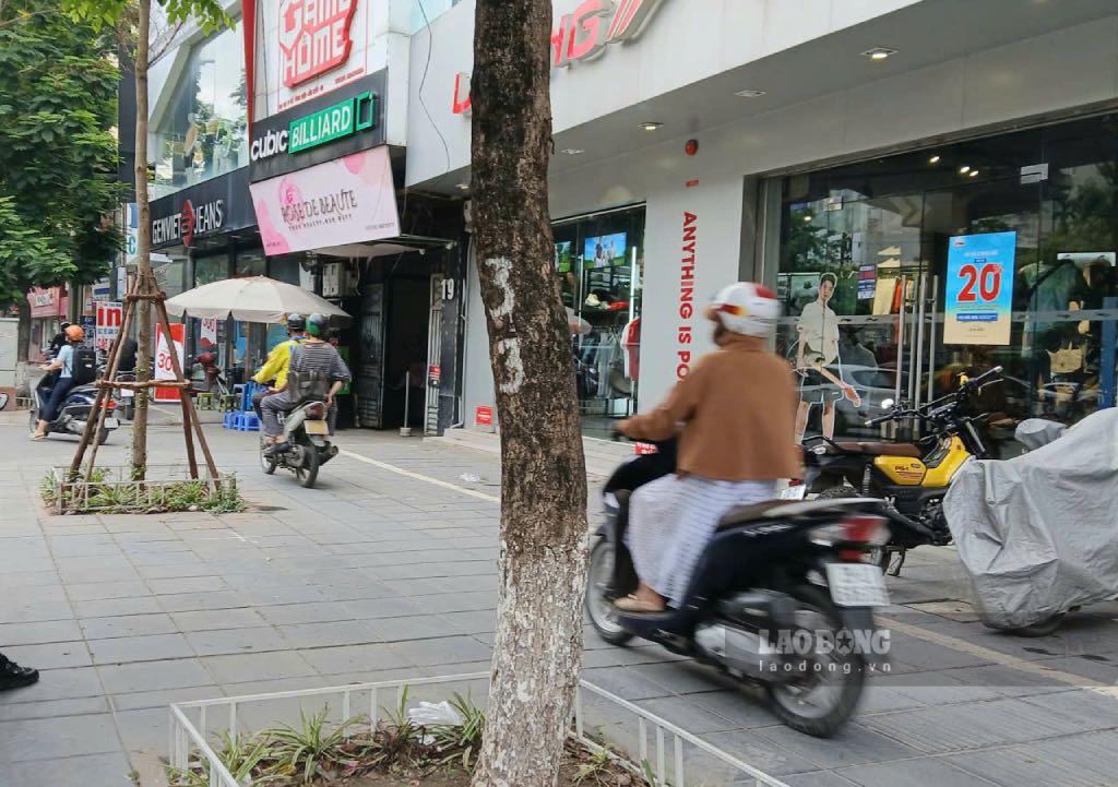 Người dân điều khiển xe gắn máy di chuyển trên vỉa hè tại tuyến đường Hồ Tùng Mậu (quận Cầu Giấy, TP Hà Nội) trong sáng ngày 19.6.2025. Ảnh: Thành Nhân