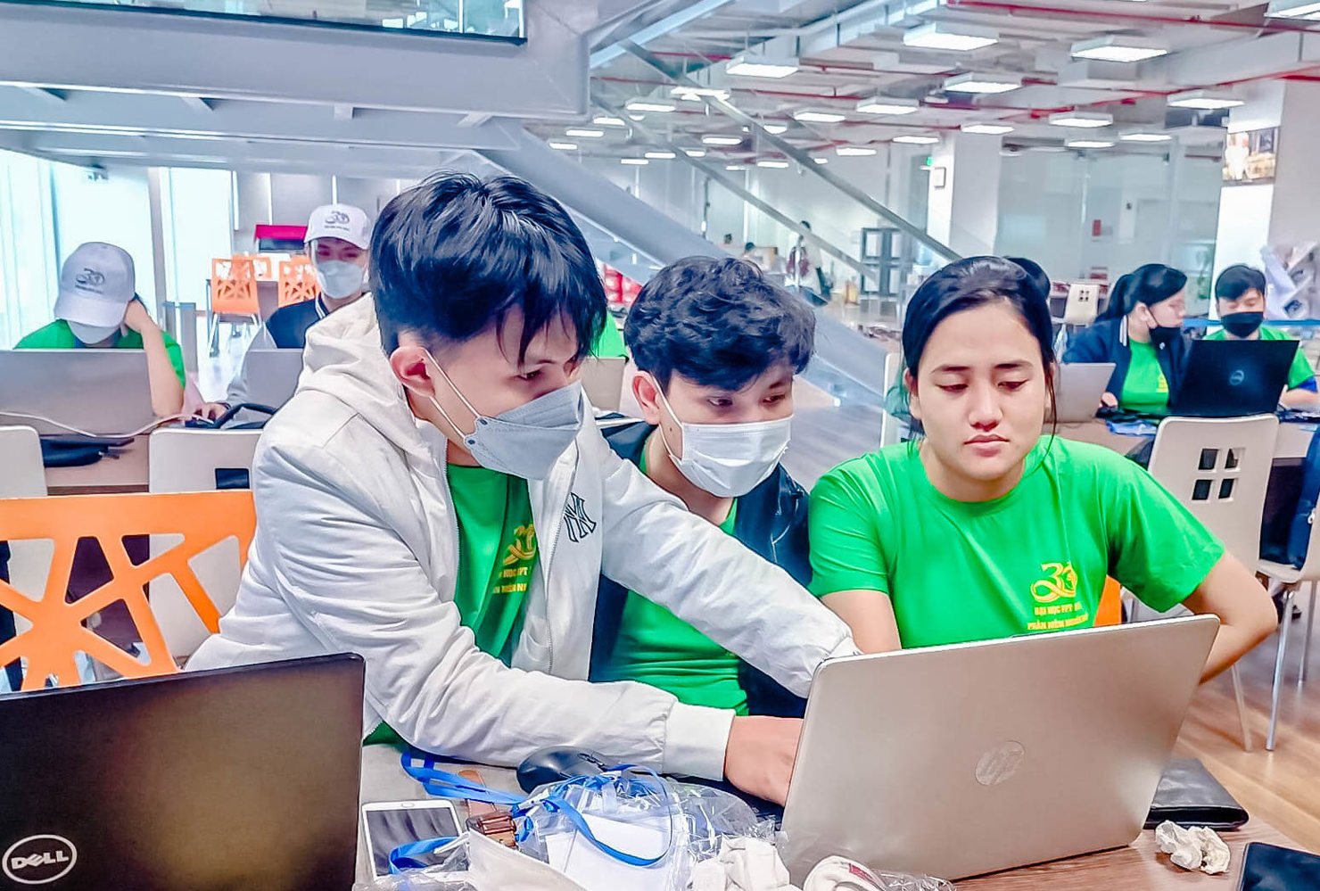 Nguồn nhân lực chất lượng cao giúp tăng trưởng kinh tế bền vững.