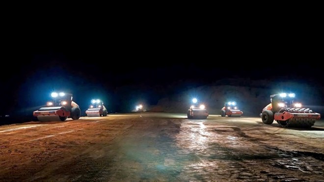 Dự án cao tốc Đồng Đăng - Trà Lĩnh đang được cácnhà thầu thi công cả ngày lẫn đêm. Ảnh: Tân Văn.