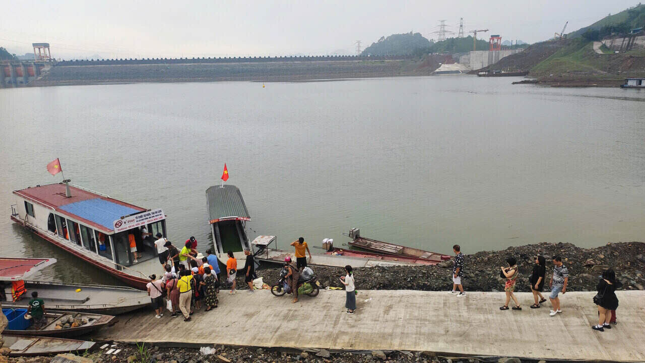 Du khách xếp hàng lên tàu tham quan đảo Dừa, đảo Xanh từ bến Ba Cấp – điểm xuất phát chính của tuyến du lịch hồ Hòa Bình. Ảnh: Đặng Tình