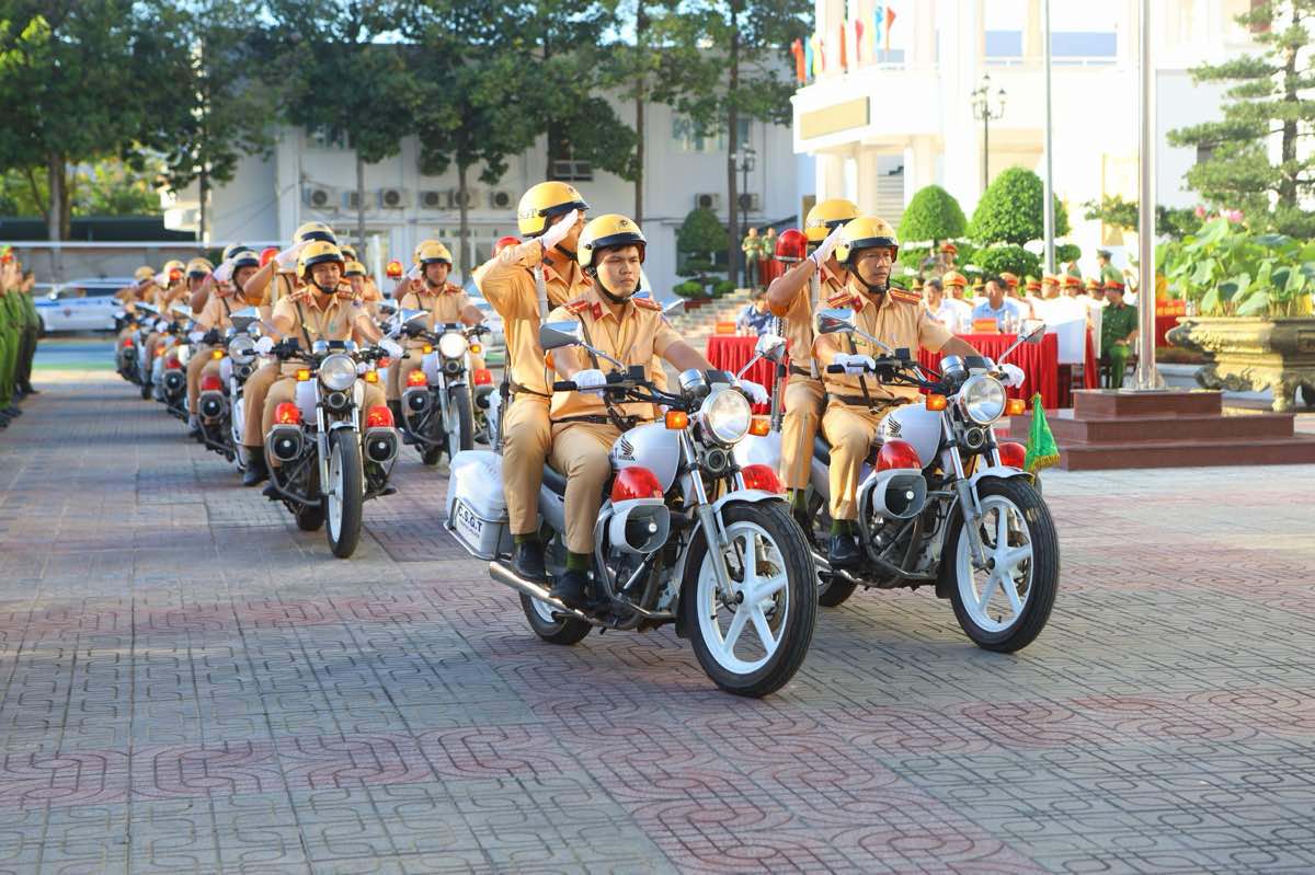 Công an tỉnh Bình Thuận trong một đợt ra quân cao điểm. Ảnh: Duy Tuấn