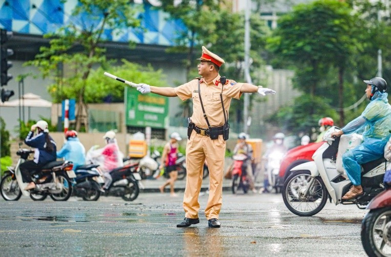 CSGT điều tiết các phương tiện trong giờ cao điểm.