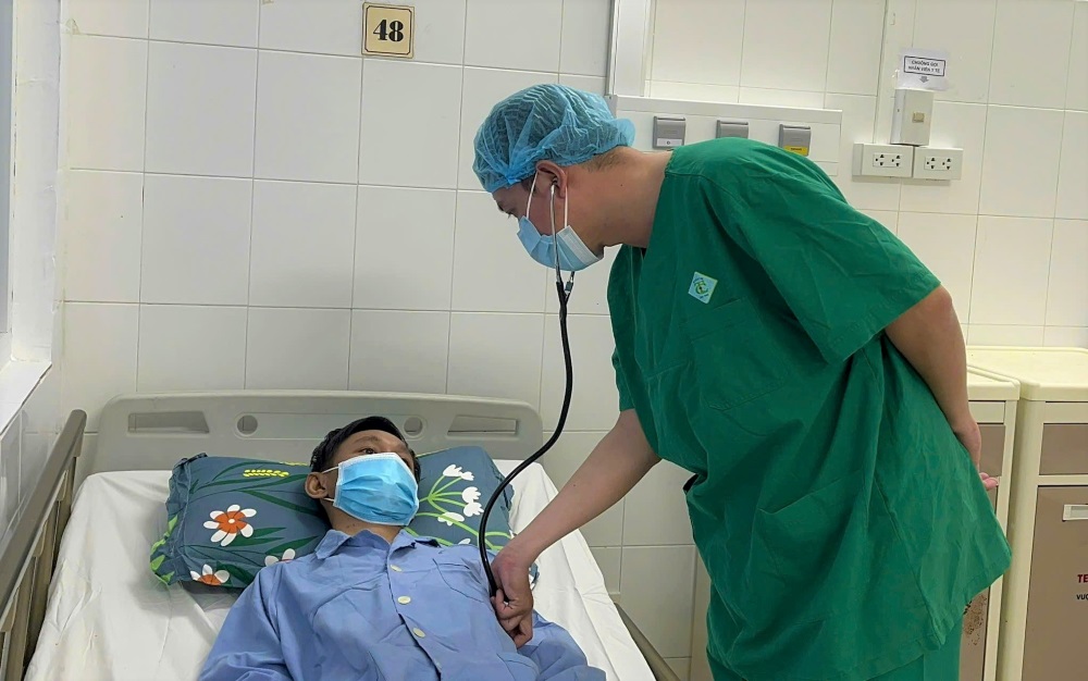Kiểm tra sức khỏe cho bệnh nhân sau phẫu thuật. Ảnh: BVCC.