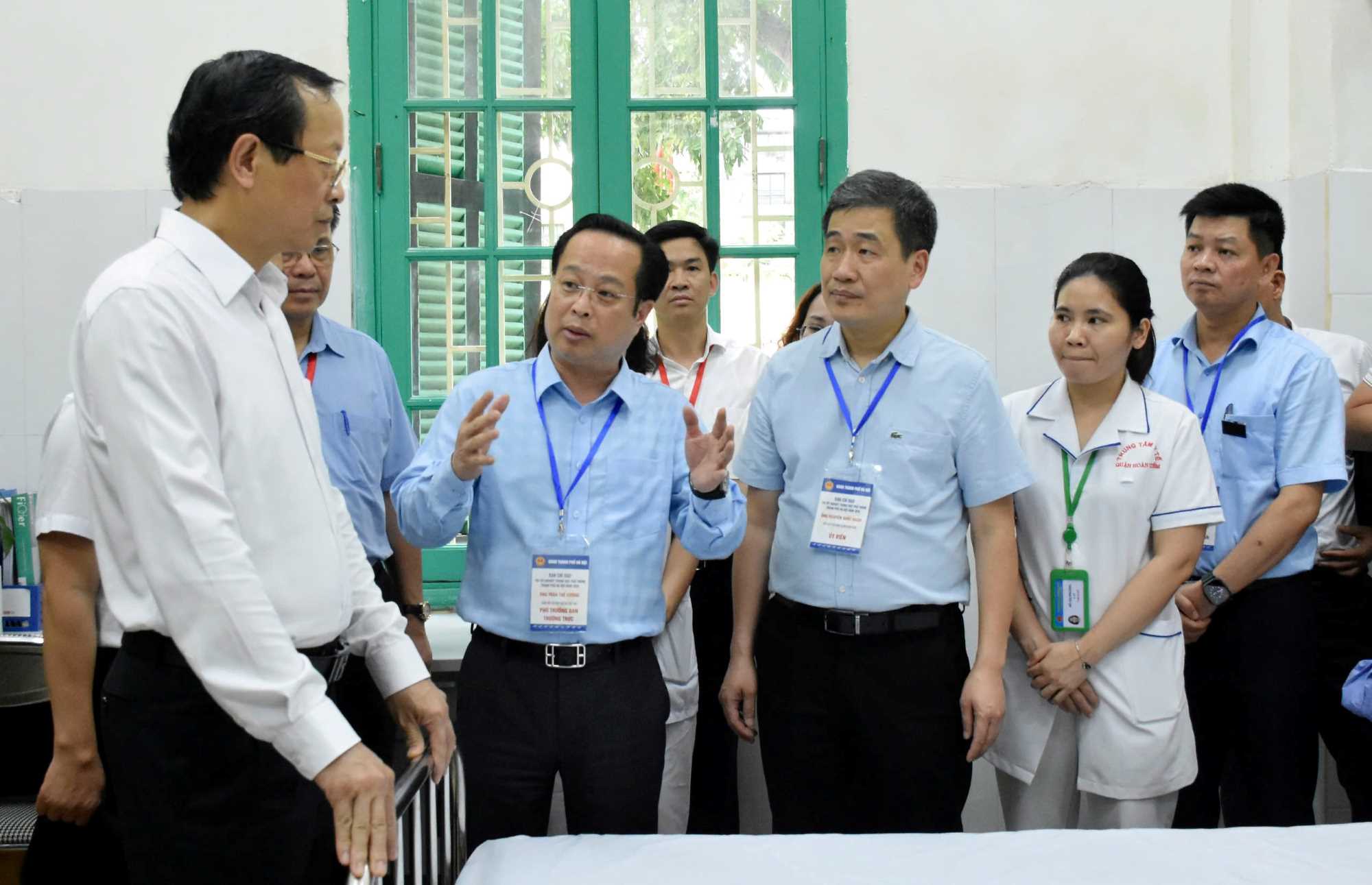 Đoàn công tác của Bộ GDĐT kiểm tra địa điểm in sao đề thi và điểm thi Trường THCS Trưng Vương (Hà Nội). Ảnh: Vân Trang