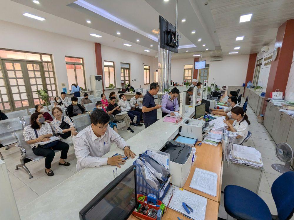 Hôm nay, các cán bộ tại UBND phường Tân Bình đã bắt đầu nhập cuộc với nhiệm vụ mới tại khu trung tâm hành chính công của phường.