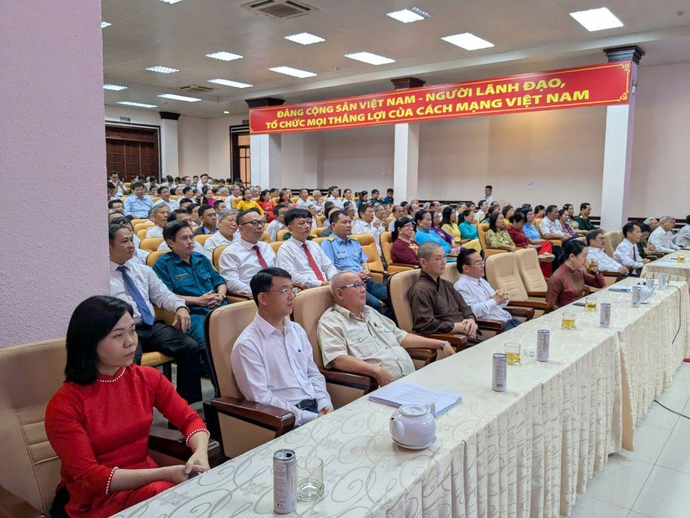 Các cán bộ tại phường Tân Bình tham dự trực tuyến lễ công bố quyết định triển khai mô hình 2 cấp.