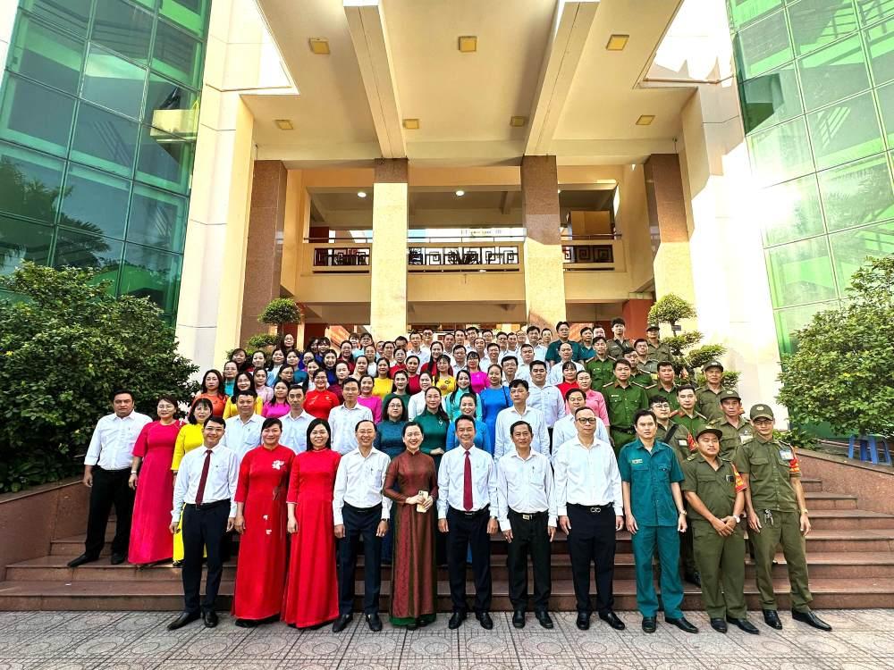 Phường Tân Bình có khoảng hơn 100 cán bộ, công chức và người hoạt động không chuyên trách.