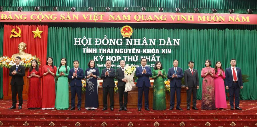 Bí thư Tỉnh uỷ Thái Nguyên Trịnh Việt Hùng tặng hoa chúc mừng kỳ họp.