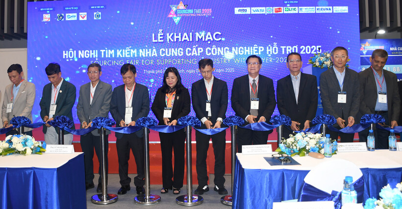Lãnh đạo Sở Công Thương TP. Hồ Chí Minh và các đại biểu thực hiện nghi thức khai mạc Hội nghị tìm kiếm nhà cung cấp công nghiệp hỗ trợ năm 2025. Ảnh: Minh Khuê