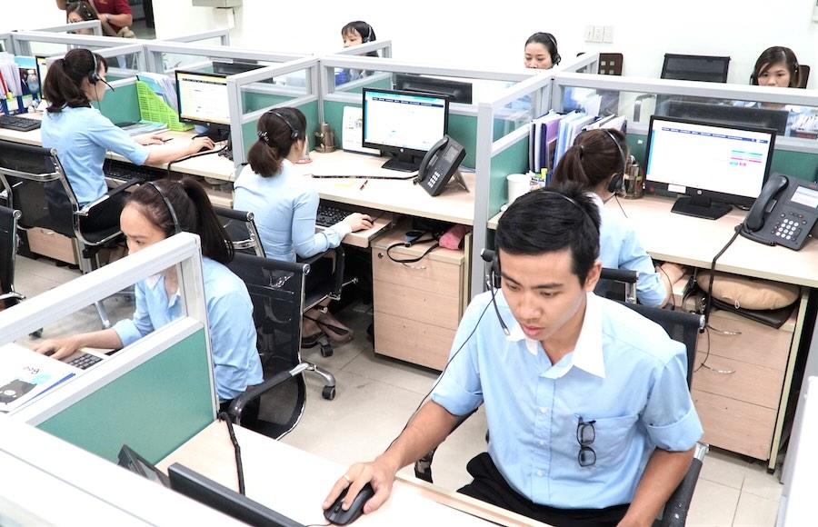 Trung tâm Chăm sóc khách hàng trực 24/7 để giải đáp thắc mắc, hỗ trợ khách hàng khi phát hiện bất thường hóa đơn tiền điện. Ảnh: EVNSPC