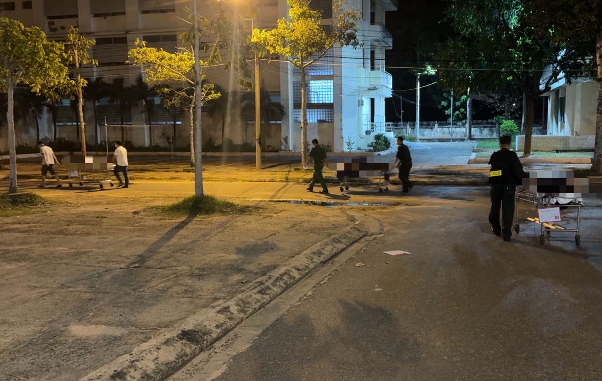 3 nạn nhân tử vong trong vụ tai nạn trên cao tốc được đưa xuống khu vực chờ khám nghiệm tử thi. Ảnh: Duy Tuấn